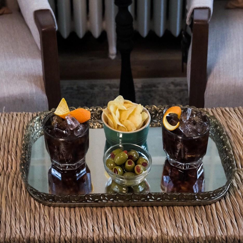 An example of the Hora del Vermut (Vermouth Hour), the mixed drink (drink) featuring Timbal Vermut de Reus Sweet Red, orange wheels, and olive